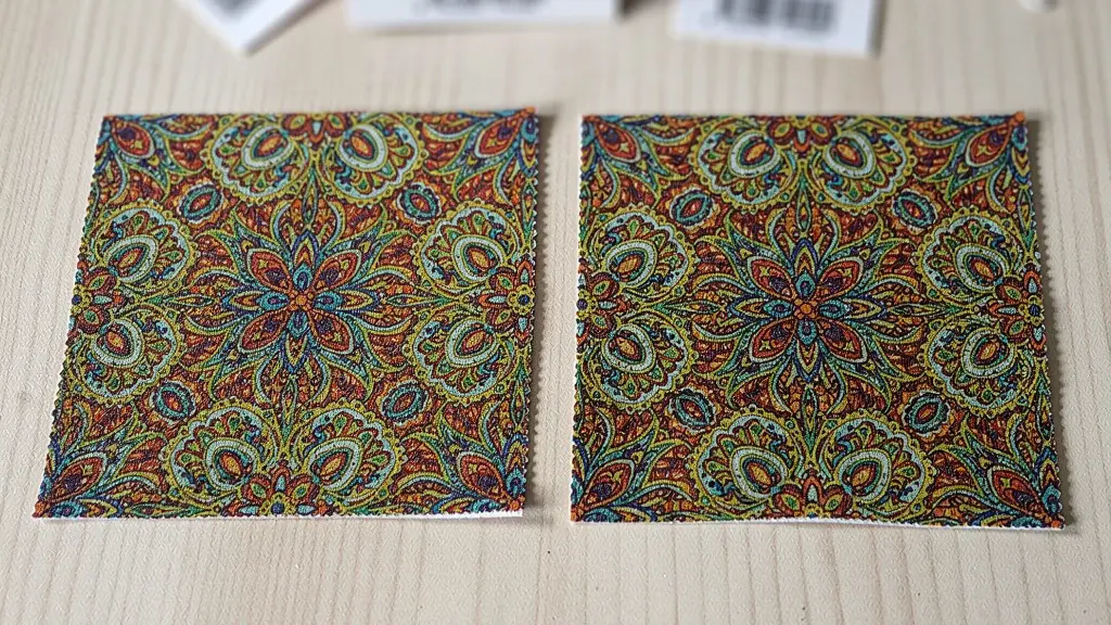 Deux échantillons de tissu imprimé côte à côte montrant la différence de qualité